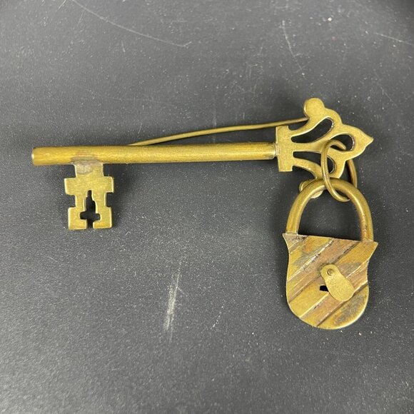 Vintage Artisan Brass Key & Padlock Brooch Pin Rustic Medival - Picture 1 of 4